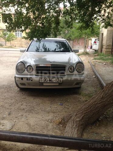 Mercedes E 240 1999, 290,000 km - 2.4 l - Bakı