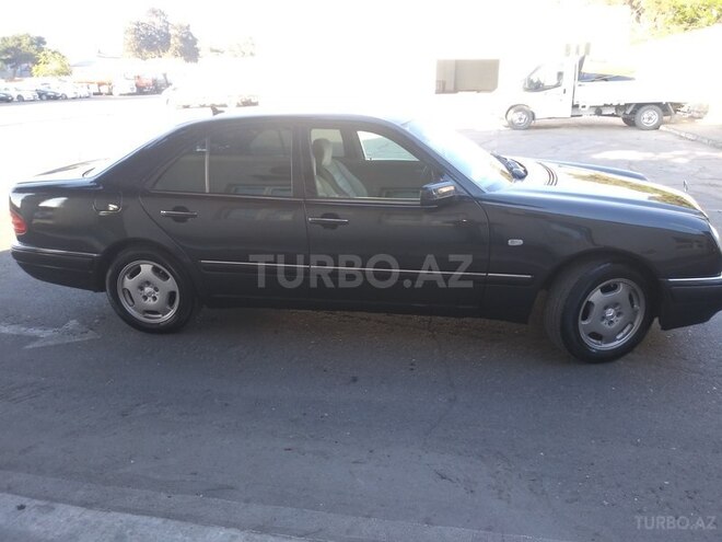 Mercedes E 220 1997, 317,600 km - 2.2 l - Bakı
