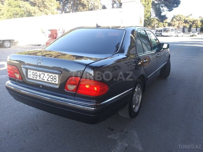 Mercedes E 220 1997, 317,600 km - 2.2 l - Bakı