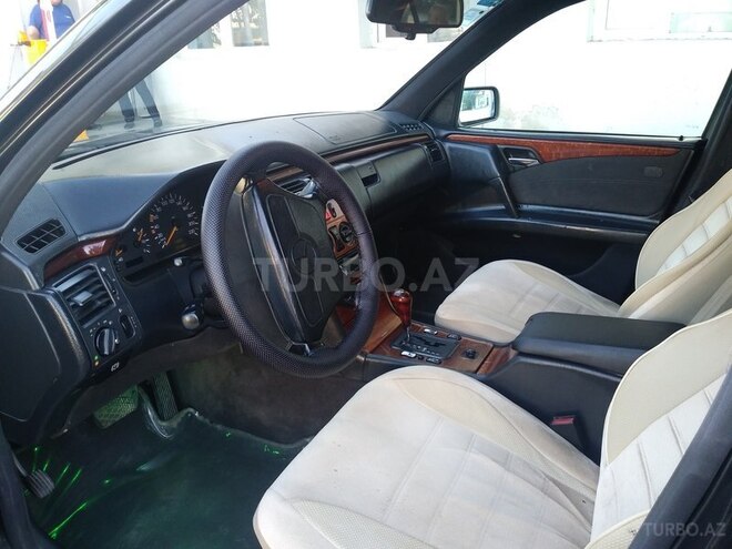 Mercedes E 220 1997, 317,600 km - 2.2 l - Bakı