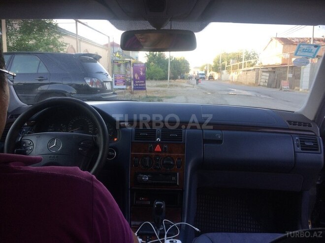 Mercedes E 220 2000, 302,000 km - 2.2 l - Bakı