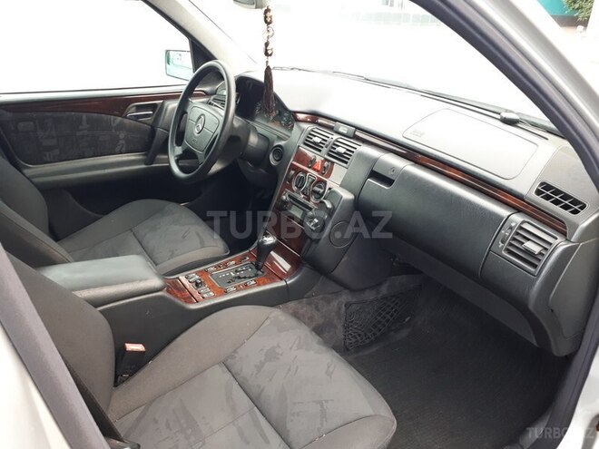 Mercedes E 240 1999, 232,000 km - 2.4 l - Ağstafa