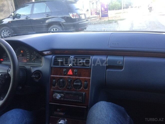 Mercedes E 220 2000, 301,500 km - 2.2 l - Bakı