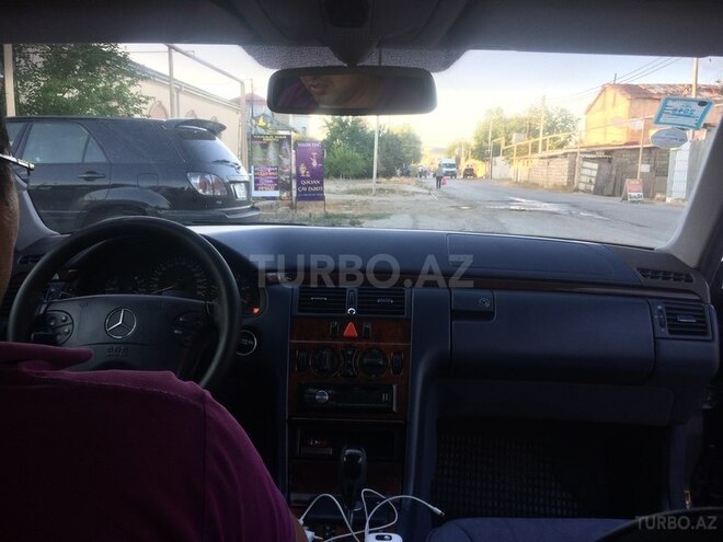 Mercedes E 220 2000, 329,000 km - 2.2 l - Bakı