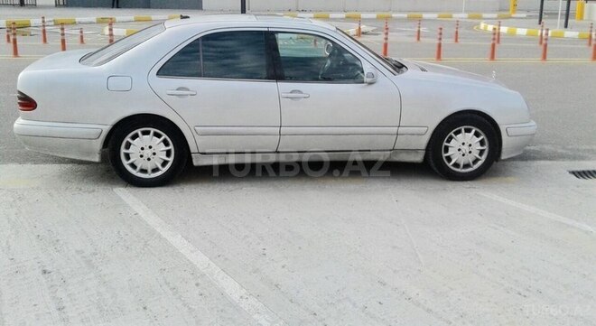 Mercedes E 220 2002, 319,000 km - 2.2 л - Bakı