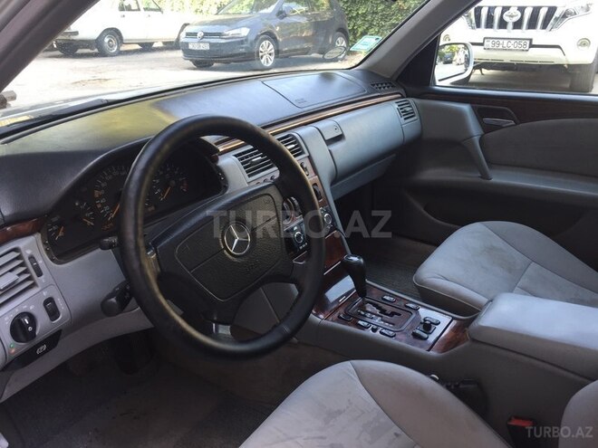 Mercedes E 240 1999, 260,000 km - 2.4 л - Bakı