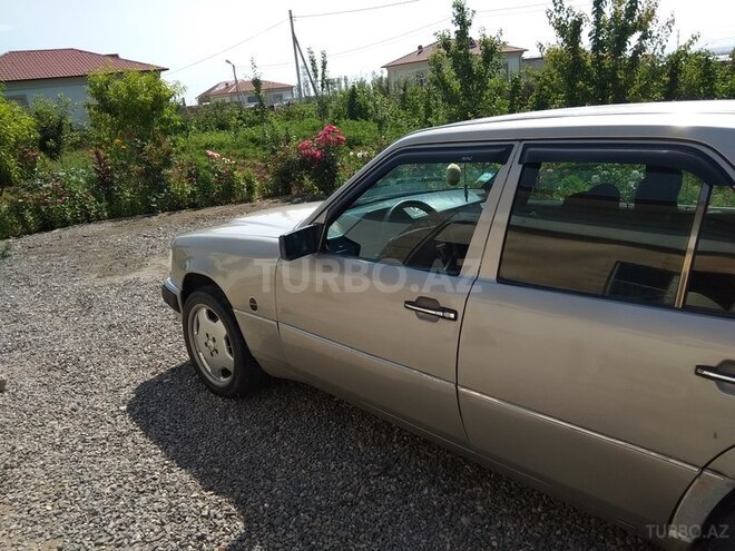 Mercedes E 220 1993, 358,243 km - 2.2 l - Bakı