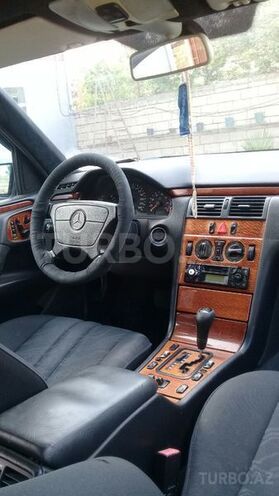 Mercedes E 200 1999, 287,000 km - 2.0 л - Astara
