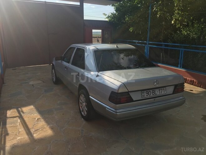Mercedes E 200 1992, 606,683 km - 2.0 l - Qazax