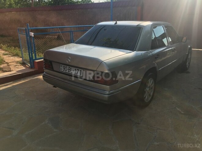 Mercedes E 200 1992, 606,683 km - 2.0 l - Qazax