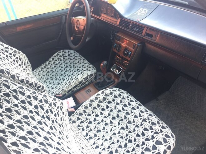 Mercedes E 200 1992, 606,683 km - 2.0 l - Qazax