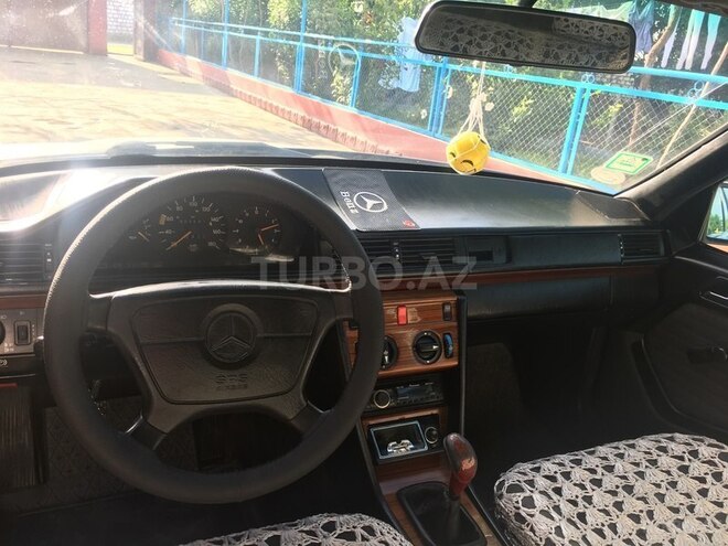 Mercedes E 200 1992, 606,683 km - 2.0 l - Qazax