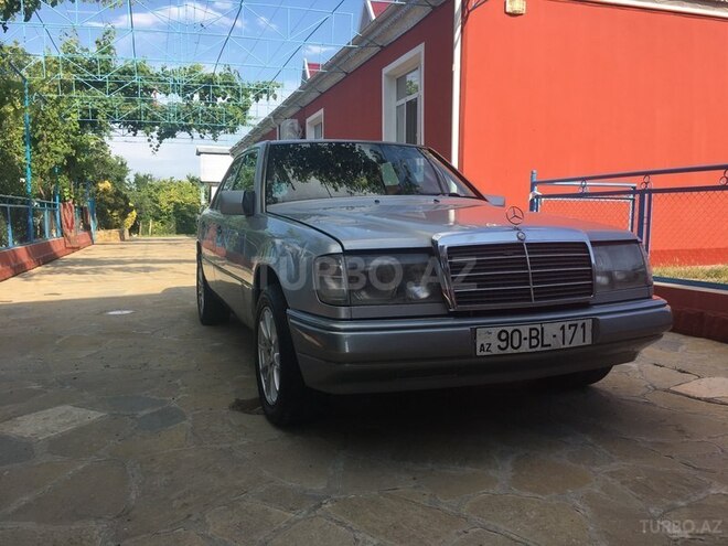 Mercedes E 200 1992, 606,683 km - 2.0 l - Qazax