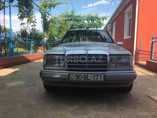 Mercedes E 200 1992, 606,683 km - 2.0 l - Qazax