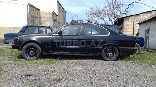 BMW 525 1988, 255,445 km - 2.5 l - Quba