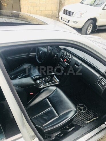 Mercedes E 280 2000, 270,000 km - 2.8 л - Quba