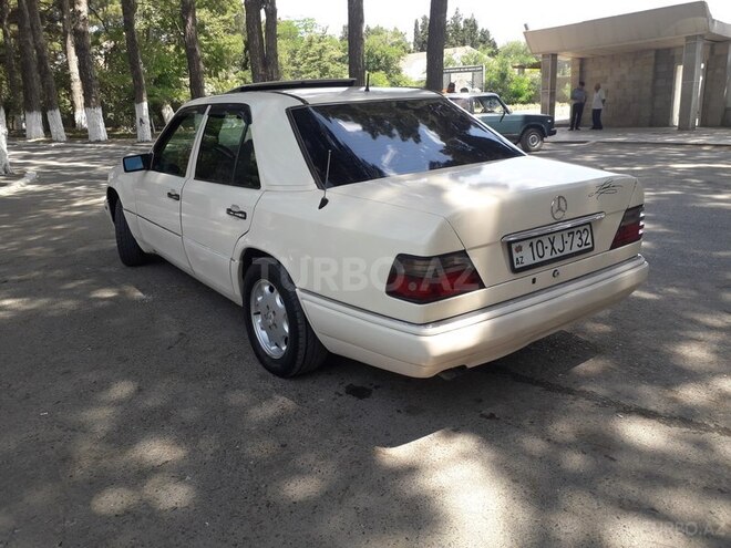 Mercedes E 250 1994, 320,000 km - 2.5 l - Sumqayıt