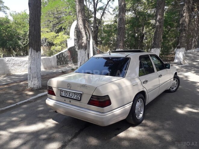 Mercedes E 250 1994, 320,000 km - 2.5 l - Sumqayıt