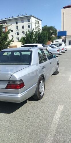 Mercedes E 220 1993, 300,000 km - 2.2 l - Sumqayıt
