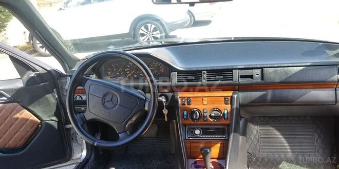 Mercedes E 220 1993, 300,000 km - 2.2 l - Sumqayıt