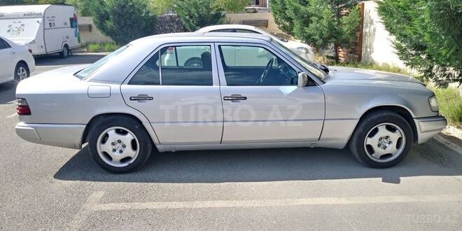 Mercedes E 220 1993, 300,000 km - 2.2 l - Sumqayıt