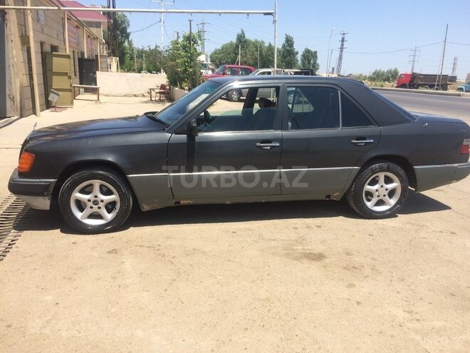 Mercedes E 220 1992, 299,800 km - 2.2 l - Bakı