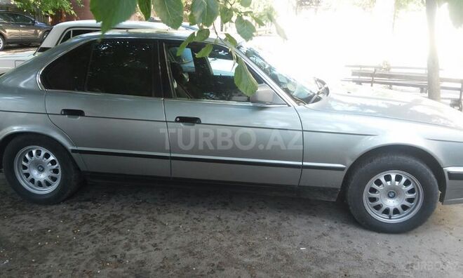 BMW 520 1988, 235,000 km - 2.0 l - Bakı