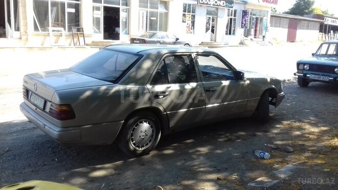 Mercedes E 230 1986, 277,000 km - 2.3 l - Quba