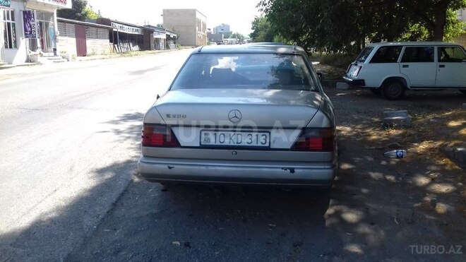 Mercedes E 230 1986, 277,000 km - 2.3 l - Quba