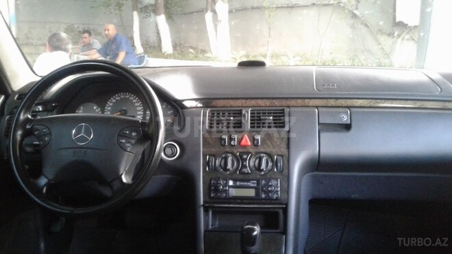 Mercedes E 220 2001, 292,000 km - 2.2 l - Bakı