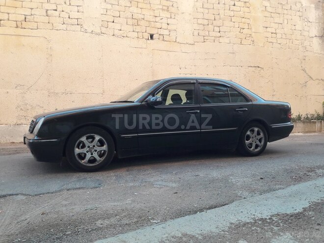Mercedes E 220 2002, 265,600 km - 2.2 l - Bakı
