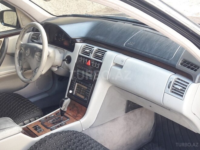 Mercedes E 220 2002, 265,600 km - 2.2 l - Bakı