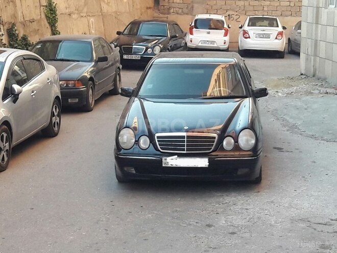 Mercedes E 220 2002, 265,600 km - 2.2 l - Bakı