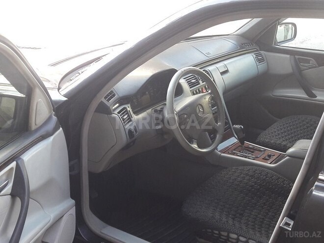 Mercedes E 220 2002, 265,600 km - 2.2 l - Bakı