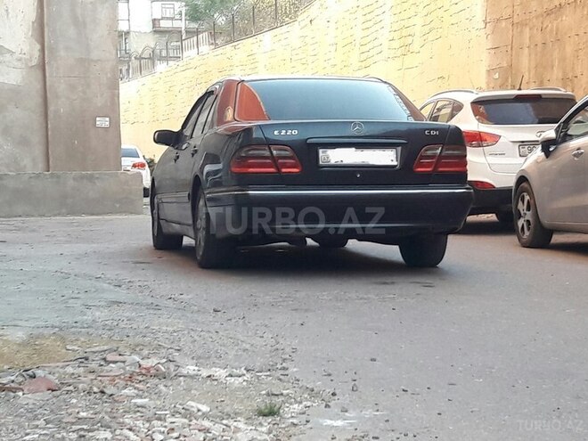 Mercedes E 220 2002, 265,600 km - 2.2 l - Bakı