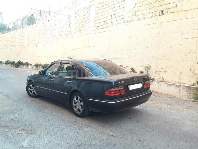 Mercedes E 220 2002, 265,600 km - 2.2 l - Bakı