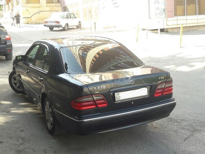 Mercedes E 220 2002, 265,600 km - 2.2 l - Bakı