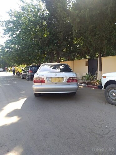 Mercedes E 240 2001, 218,100 km - 2.4 l - Biləsuvar