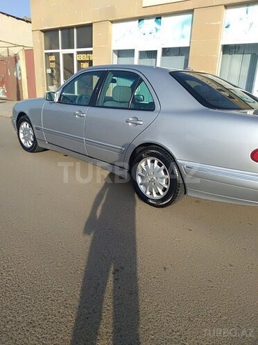 Mercedes E 240 2001, 218,100 km - 2.4 l - Biləsuvar