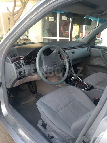 Mercedes E 240 2001, 218,100 km - 2.4 l - Biləsuvar