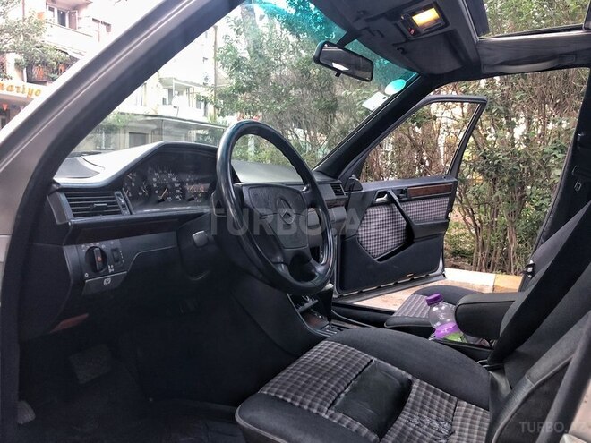 Mercedes E 220 1995, 385,000 km - 2.2 л - Bakı