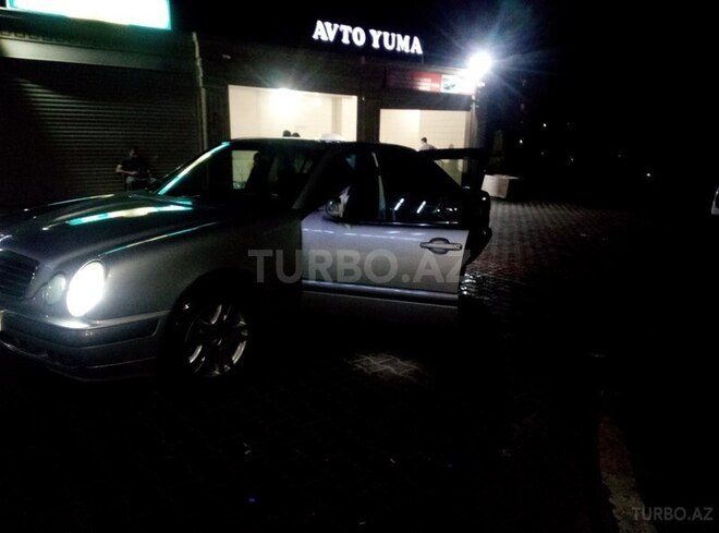Mercedes E 220 2001, 29,400 km - 2.2 l - Bakı