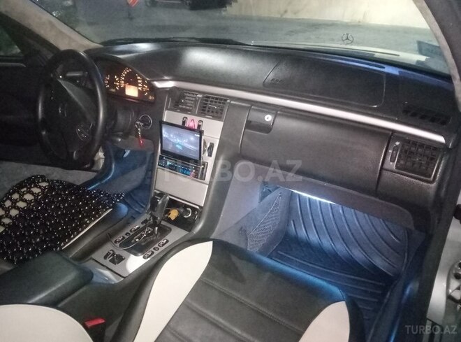 Mercedes E 220 2001, 29,400 km - 2.2 l - Bakı