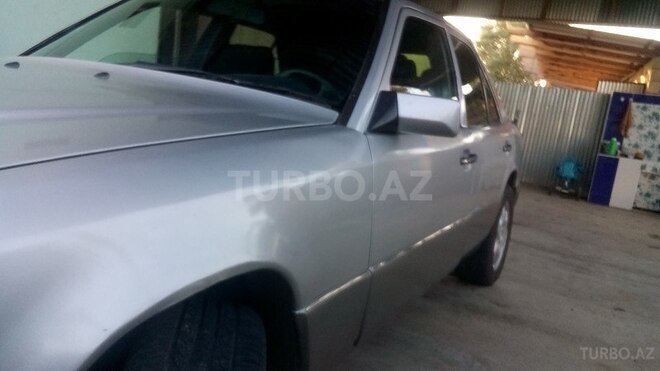 Mercedes E 250 1995, 828,737 km - 0.3 l - Saatlı