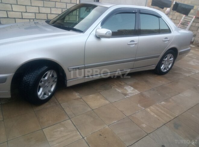 Mercedes E 220 2001, 295,000 km - 2.2 l - Bakı