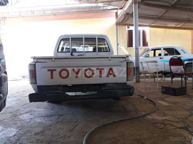 Toyota Hilux 2001, 11,111 km - 0.1 l - Şirvan