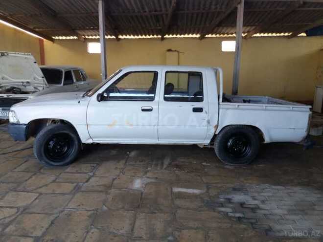 Toyota Hilux 2001, 11,111 km - 0.1 l - Şirvan