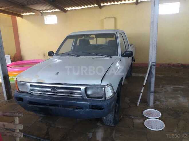Toyota Hilux 2001, 11,111 km - 0.1 l - Şirvan