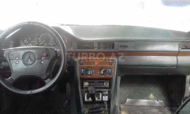 Mercedes E 220 1989, 300,000 km - 2.2 l - Biləsuvar