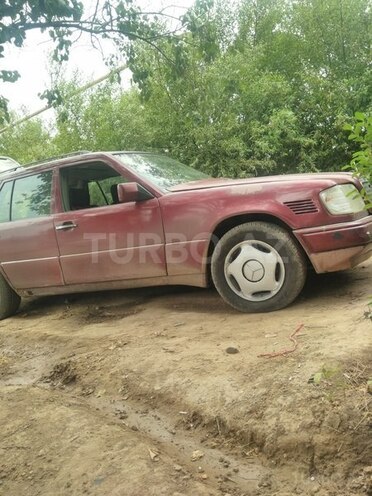 Mercedes E 300 1989, 444,114 km - 3.0 l - Füzuli